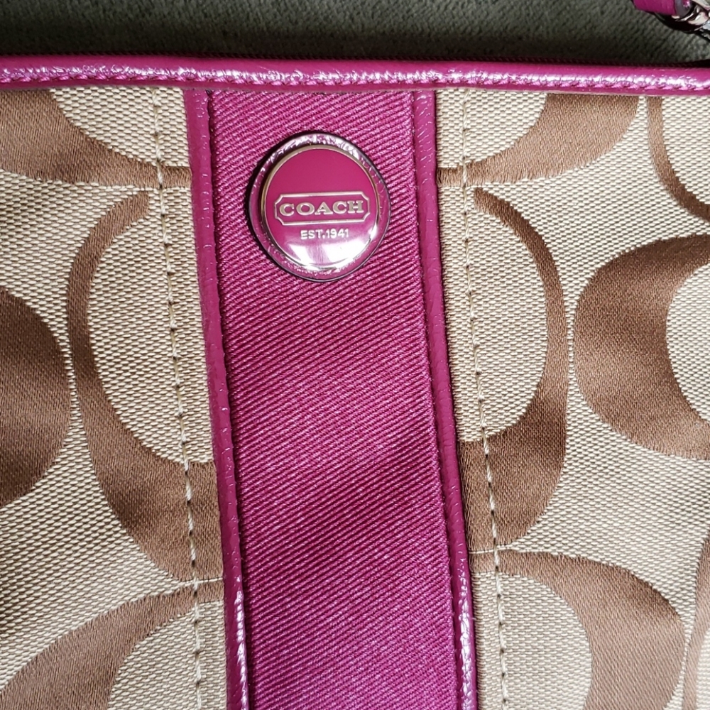 Coach Large Signature Wristlet - Picture 14 of 16